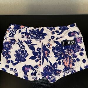 Fleo Shorts - purple floral - size M